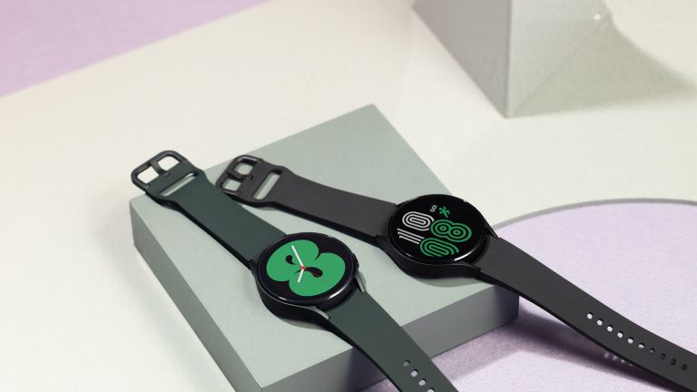 Samsung Galaxy Watch4 Die Galaxy Watch4 in zwei Ausführungen in einer kunstvollen Kulisse.
