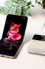 Das Samsung Galaxy Z Flip3 5G liegt in zwei Ausführungen auf einem Tisch: einmal aufgeklappt und einmal geschlossen.