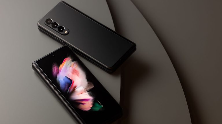 Samsung Galaxy Z Fold3 Das Samsung Galaxy Z Fold3 5G in der Front- und Rückansicht. Gut zu sehen ist das Display auf der Vorderseite und die rückseitige Hauptkamera.