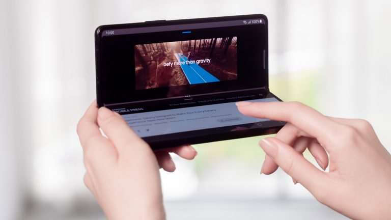 Samsung Galaxy Z Fold3 Ein halb geöffnetes Samsung Galaxy Z Fold3 5G im Querformat. Auf der oberen Bildschirmhälfte ist ein Video zu erkennen, während die untere eine Tastatur einblendet.