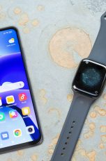 Ein Xiaomi Redmi Note 9T und eine Apple Watch 5 liegen nebeneinander.
