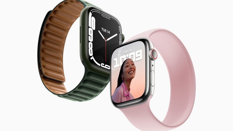 Produktfoto zweier Apple Watch 7 in den Farben Grün und Polarstern.