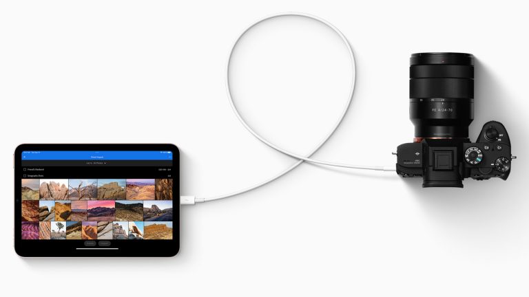 iPad mini Ein iPad mini ist per USB-C-Kabel mit einer Spiegelreflexkamera verbunden.