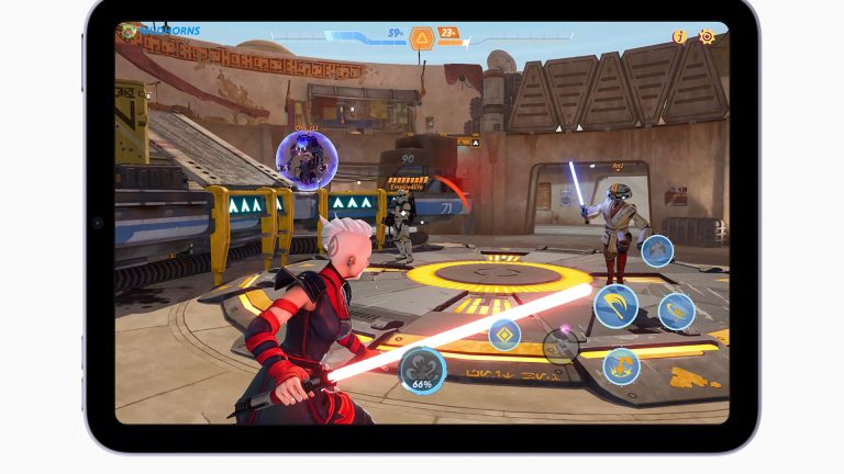 iPad mini Frontansicht eines iPad mini, auf dem gerade ein Star-Wars-Spiel läuft.