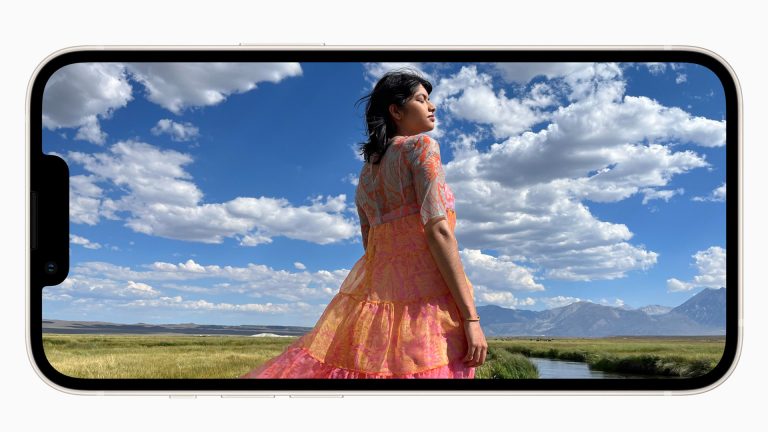 iPhone 13 Das iPhone 13 in der horizontalen Ansicht.