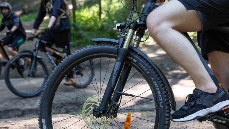 E-MTBs Detailansicht der Gabelfederung an einem elektrischen Mountainbike.