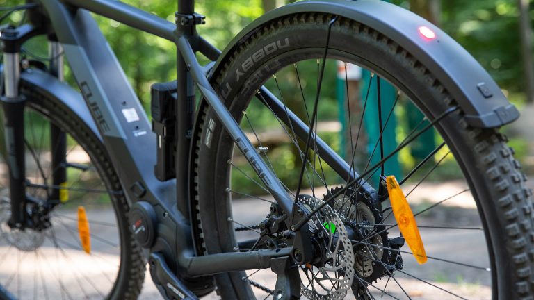 E-MTBs Detailansicht des hinteren Teils eines elektrischen Mountainbikes.