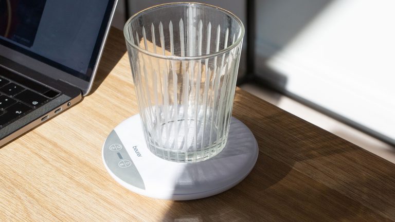 Beurer DM20 Auf einem Schreibtisch steht der Beurer Trinkmanager mit einem leeren Glas.
