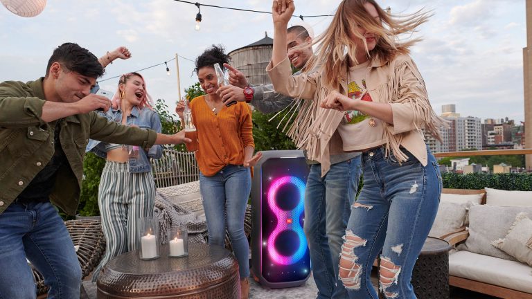 JBL Partybox 710 Mehrere Leute tanzen vor einer JBL PartyBox 710.