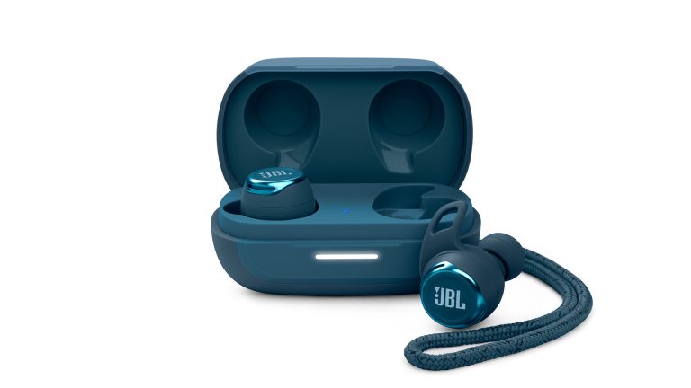 JBL Reflect Flow Pro Die JBL Reflect Flow Pro in ihrem Ladecase.