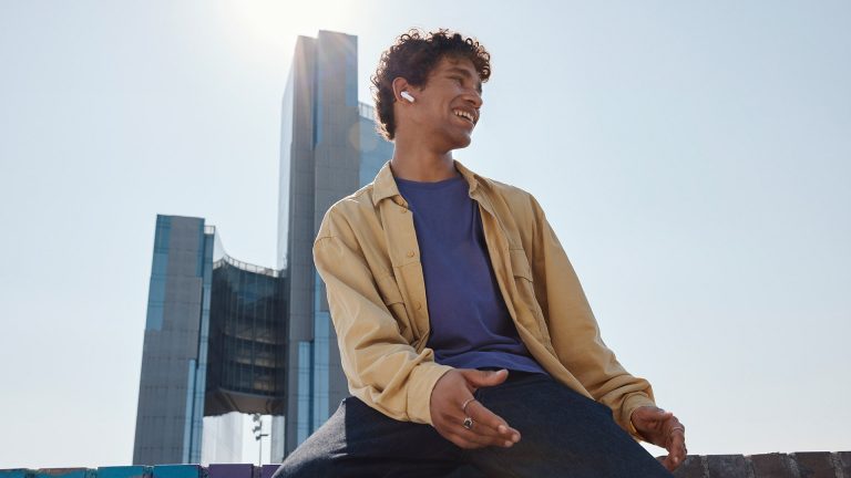 JBL Tune 230NC Eine Person sitzt in der Sonne und hört über die JBL Tune 230NC Musik.