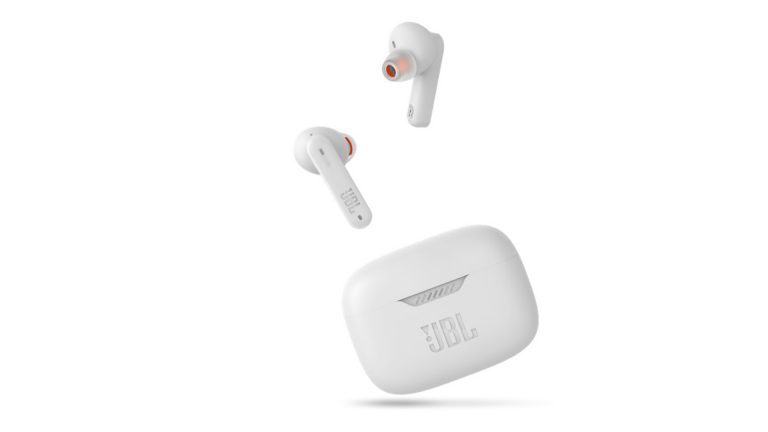 JBL Tune 230NC Die JBL Tune 230NC und ihr Ladecase.