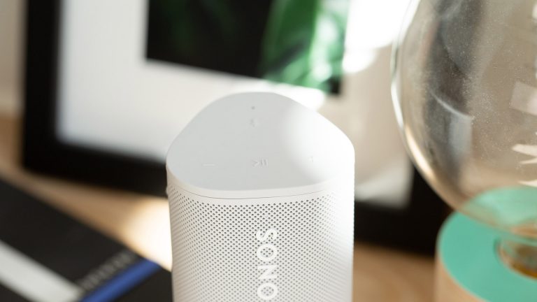 Sprachassistenten Ein Sonos Roam in der Nahaufnahme. Gut zu erkennen ist das "Sonos"-Logo und die Bedienelemente auf der Oberseite.