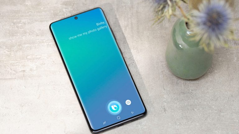 Sprachassistenten Ein Galaxy-Smartphone liegt auf einem Tisch. Geöffnet ist die Bixby-Anwendung.
