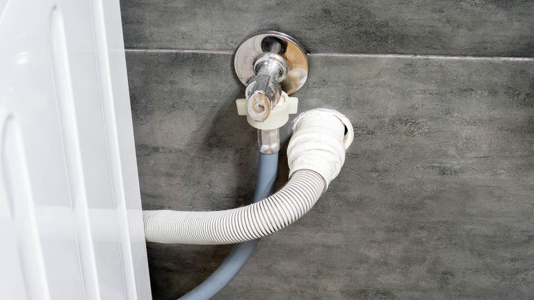 Waschmaschine schleudert nicht Blick auf den Wasserzu- und –ablauf einer Waschmaschine.