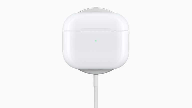Das Ladecase der AirPods der dritten Generation auf einem MagSafe-Adapter.