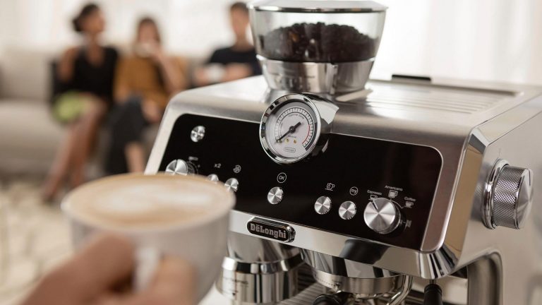 De’Longhi La Specialista EC9335.M Die De’Longhi La Specialista in Silber in der Nahaufnahme.