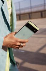 Eine Person hält ein Pixel 6 in den Händen, das farblich zu ihrem Outfit passt.