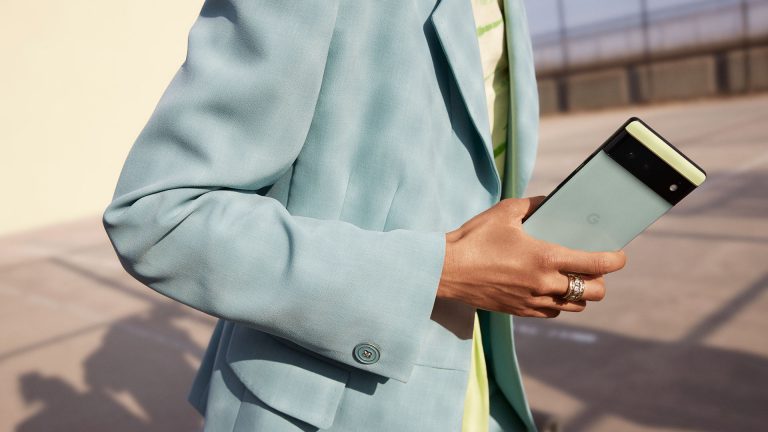 Eine Person hält ein Pixel 6 in den Händen, das farblich zu ihrem Outfit passt.