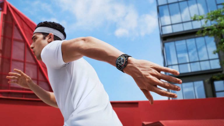 Eine Person läuft und trägt dabei die Huawei Watch GT 3 in Schwarz.