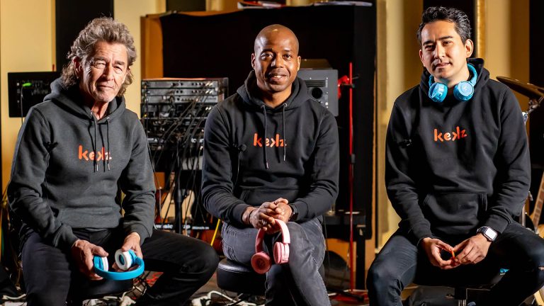 Kekzhörer Foto von den Kekz-Gründern Carl Taylor und Adin Mumma, die zusammen mit Investor Peter Maffay in einem Tonstudio sitzen.