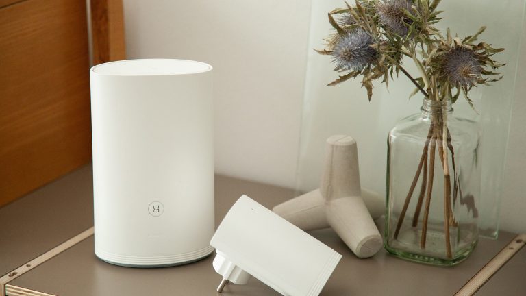 Huawei Wifi Q2 Pro Ein Huawei WiFi-Q2-Pro-Router und ein Satellit auf einem Tisch.