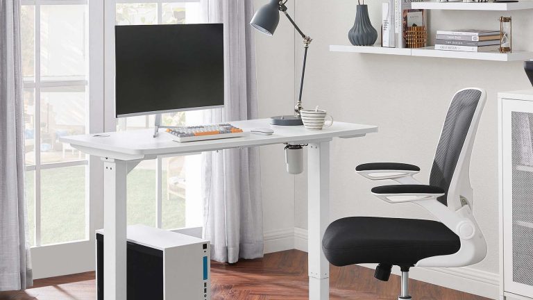 Songmics Der höhenverstellbare Schreibtisch von Songmics steht in einem Arbeitszimmer.