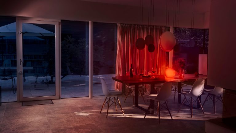 Eve Flare Blick in ein Esszimmer, auf dem Tisch leuchtet eine Eve-Flare-Leuchte.