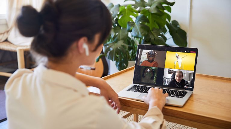 Eine Person hält ein Online-Meeting. Все Teilnehmer*innen nutzen dabei Lenses der Snap Camera.