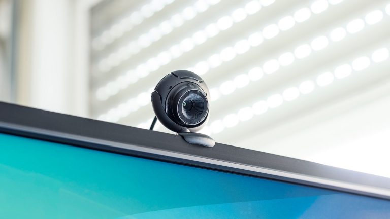 Snap Camera Eine Webcam ist oben auf einem Monitor angebracht.