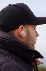 Eine Person im Freien mit AirPods der dritten Generation im Ohr.