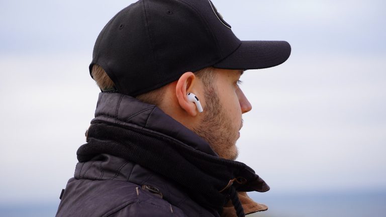 Eine Person im Freien mit AirPods der dritten Generation im Ohr.