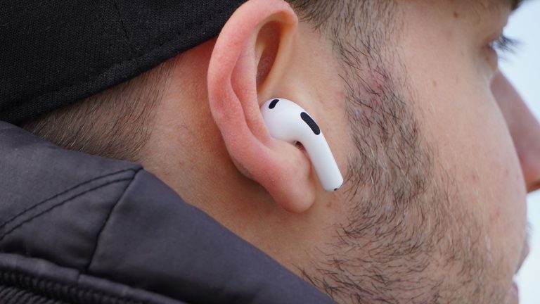 Apple AirPods (3. Gen.) Nahaufnahme einer Person, die AirPods der dritten Generation im Ohr hat.