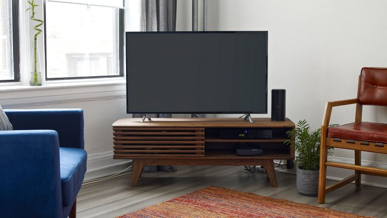 Display-Technologien Blick auf ein TV-Gerät, dass in einer Ecke in einem Raum steht.