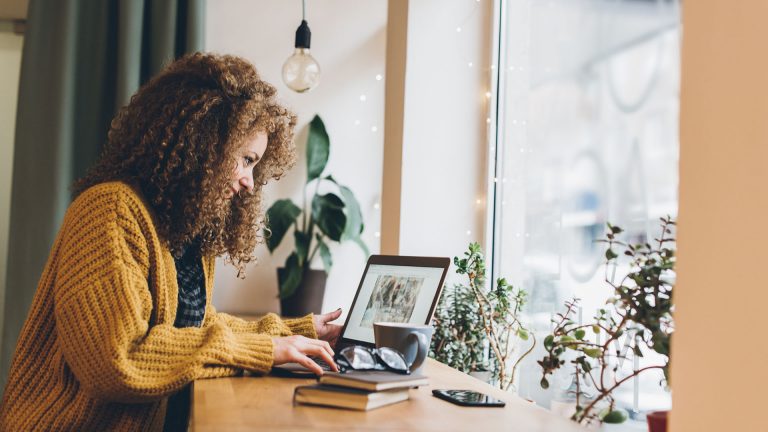 Display-Technologien Eine Person sitzt vor einem Laptop und arbeitet.