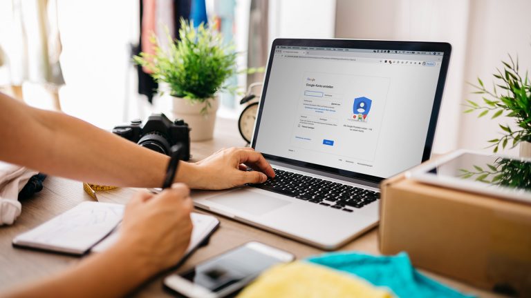 Google-Konto erstellen, ändern, löschen Eine Person hat auf einem Laptop die Registrierungsseite bei Google geöffnet.
