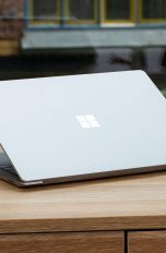 Ein Microsoft-Laptop auf einem Tisch.
