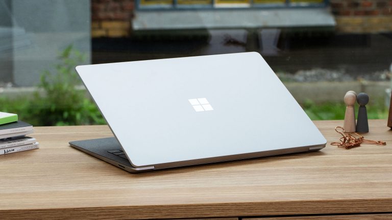 Ein Microsoft-Laptop auf einem Tisch.