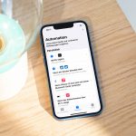 Ein iPhone liegt auf einem Tisch, das Display zeigt den Automations-Tab in der Kurzbefehle-App.