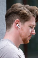 Eine Person ist im Freien mit den AirPods Pro im Ohr unterwegs.