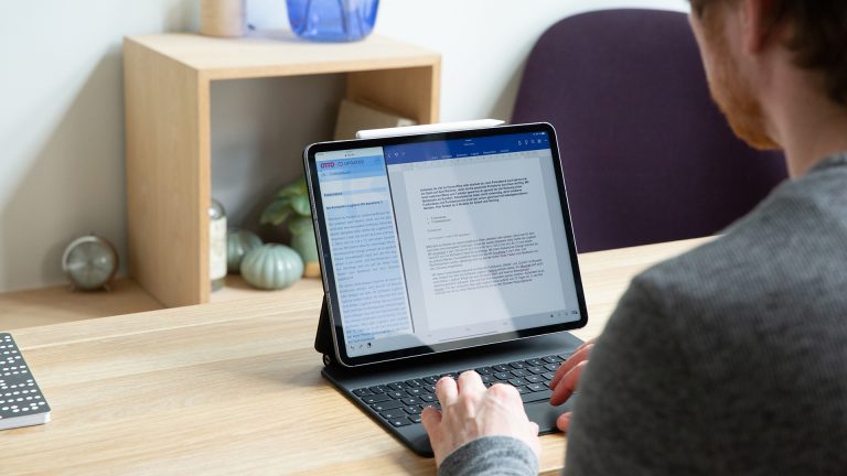 Eine Person sitzt vor einem iPad Pro und nutzt den Stage Manager. Eine Person sitzt vor einem iPad Pro und nutzt den Stage Manager.