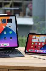 Das iPad Pro 12,9” und das iPad mini auf einem Tisch nebeneinander.