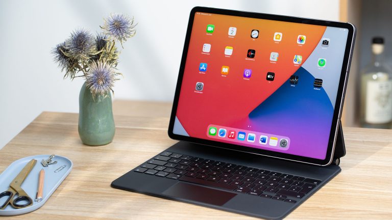 Ein iPad Pro steht auf einem Tisch. Ein iPad Pro steht auf einem Tisch.