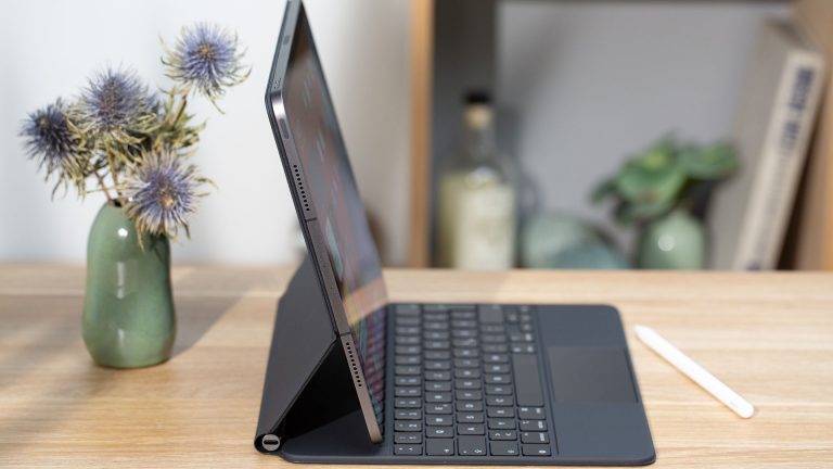 iPad Pro Das iPad Pro steht mit Magic Keyboard auf einem Tisch.