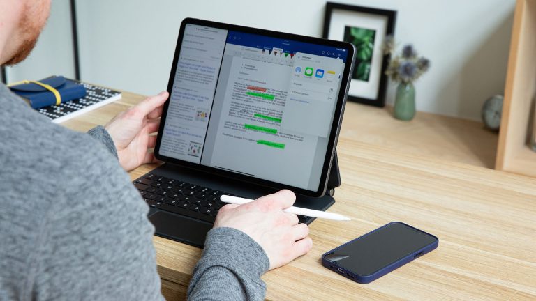 iPad Pro Eine Person sitzt vor einem iPad Pro mit Magic Keyboard und Apple Pencil und arbeitet.