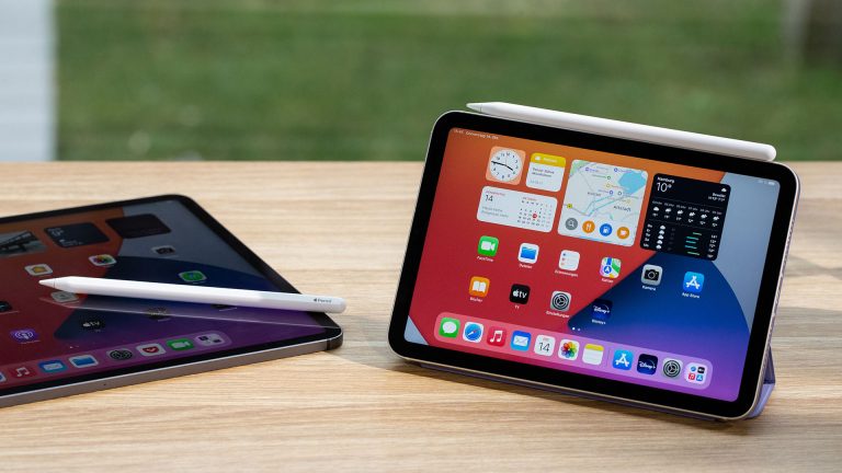 iPad mini Das iPad mini steht auf einem Tisch, daneben liegt das iPad Pro.