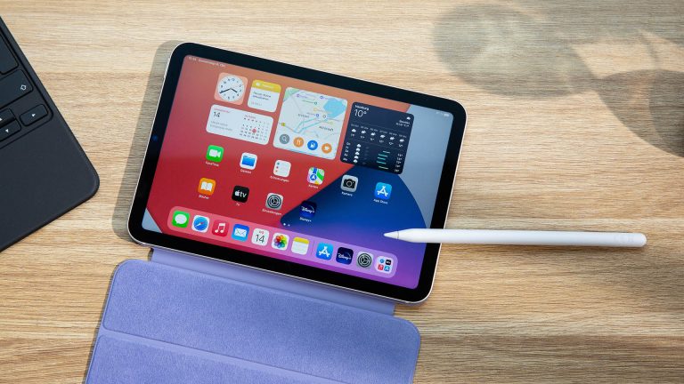 iPad mini Das iPad mini mit aufgeklapptem Cover und dem Apple Pencil auf einem Tisch.
