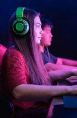 Zwei Personen sitzen vor Bildschirmen und spielen etwas.