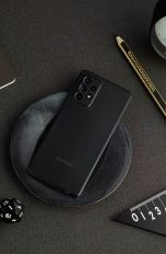 Das Galaxy A52 zwischen Büroutensilien.