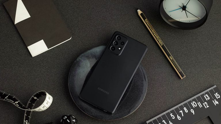 Das Galaxy A52 zwischen Büroutensilien.